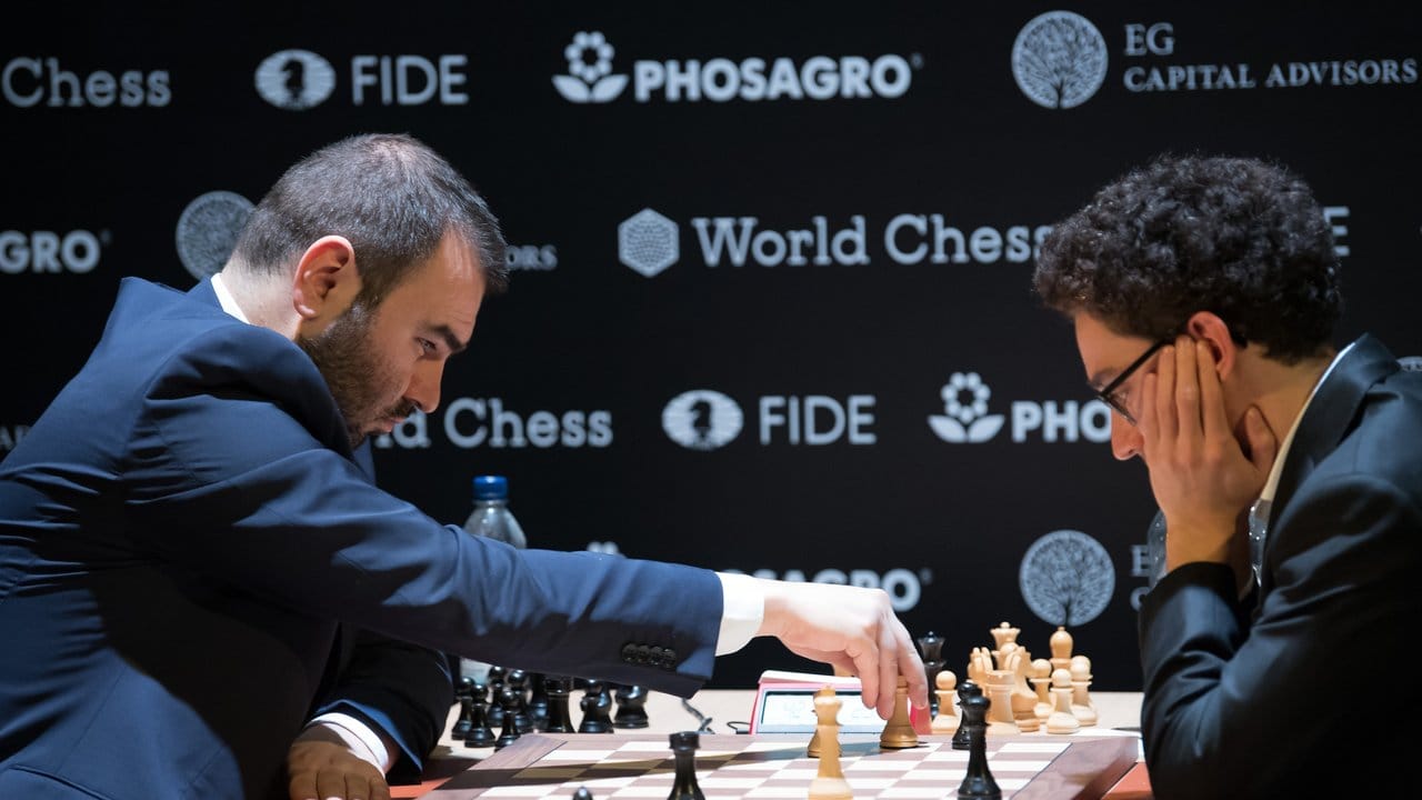 Hochkonzentriert sitzen Schachrijar Mamedscharow (l) und Fabiano Caruana im Kühlhaus am Brett.