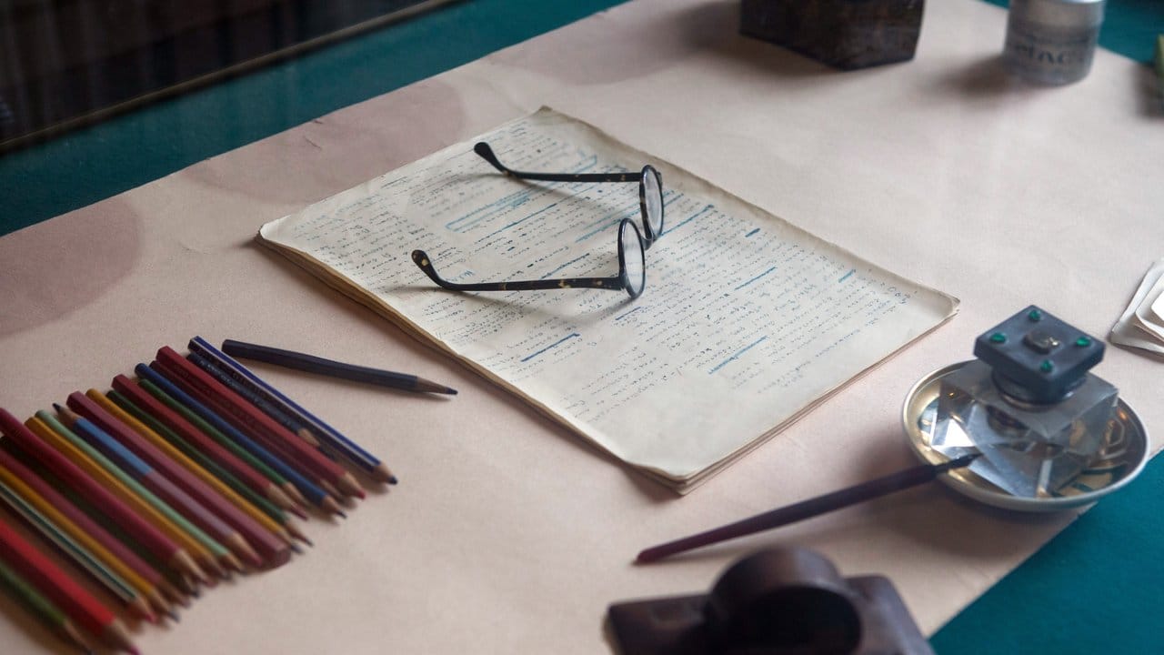 Die Brille und Schreibutensilien des russischen Schriftstellers Maxim Gorki in dessen Arbeitszimmer.
