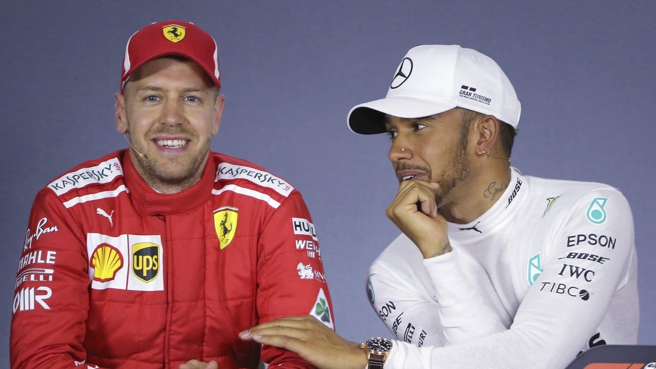 Sebastian Vettel (l) und Lewis Hamilton nehmen in Melbourne an einer Pressekonferenz teil.
