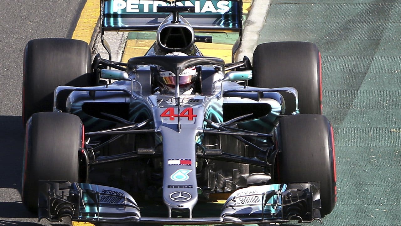Lewis Hamilton rast in Melbourne bei der Qualifikatin auf die Pole Position für das Auftaktrennen.