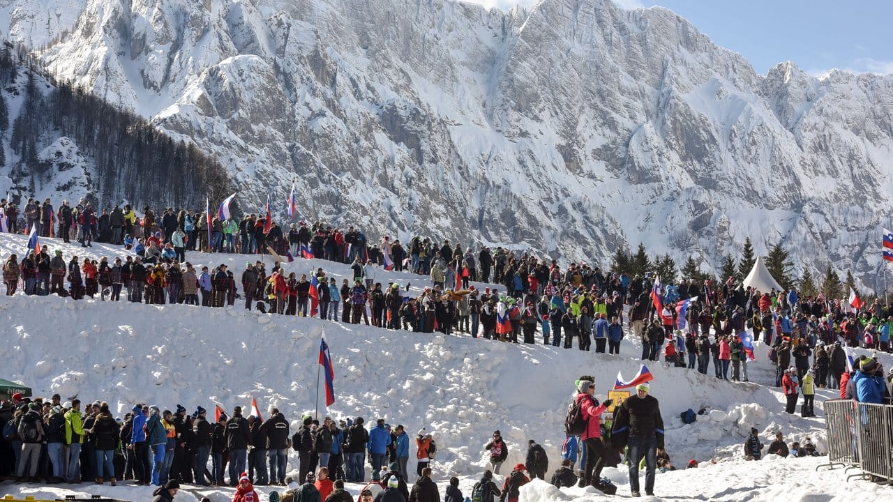 Zuschauer verfolgen bei sonnigem Wettere das Teamfliegen in Planica. Zuschauer verfolgen bei sonnigem Wettere das Teamfliegen in Planica.