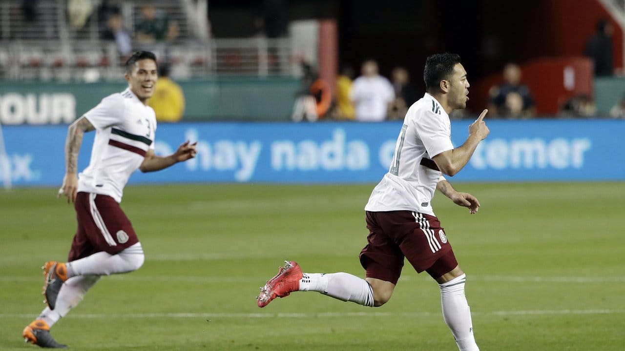 Mexikos Marco Fabian (r) jubelt über sein Tor zum 1:0 gegen Island.
