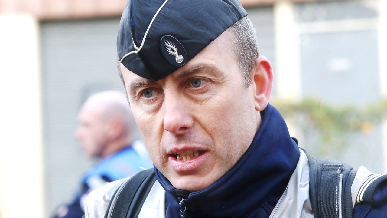 Frankreich trauert um Arnaud Beltrame, der sich bei der Geiselnahme freiwillig gegen Geiseln eintauschen ließ. Frankreich trauert um Arnaud Beltrame, der sich bei der Geiselnahme freiwillig gegen Geiseln eintauschen ließ.