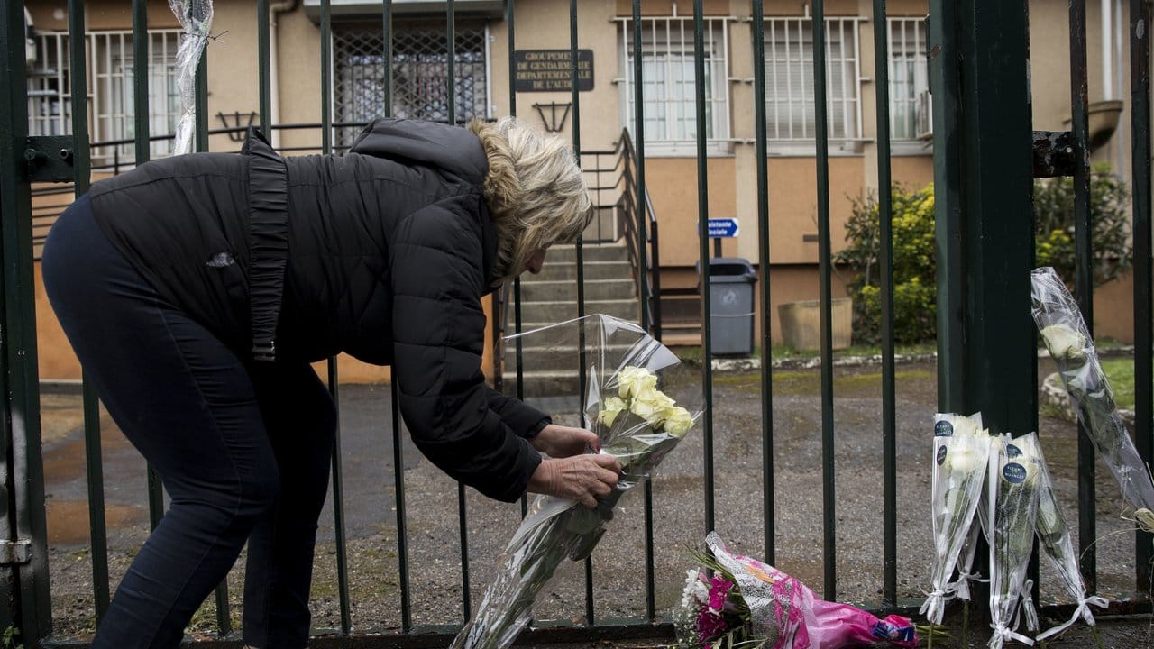 Eine Frau legt in Gedenken an den getöteten Polizisten Beltrame Blumen vor das Eingangstor der lokalen Polizeizentrale. Eine Frau legt in Gedenken an den getöteten Polizisten Beltrame Blumen vor das Eingangstor der lokalen Polizeizentrale.