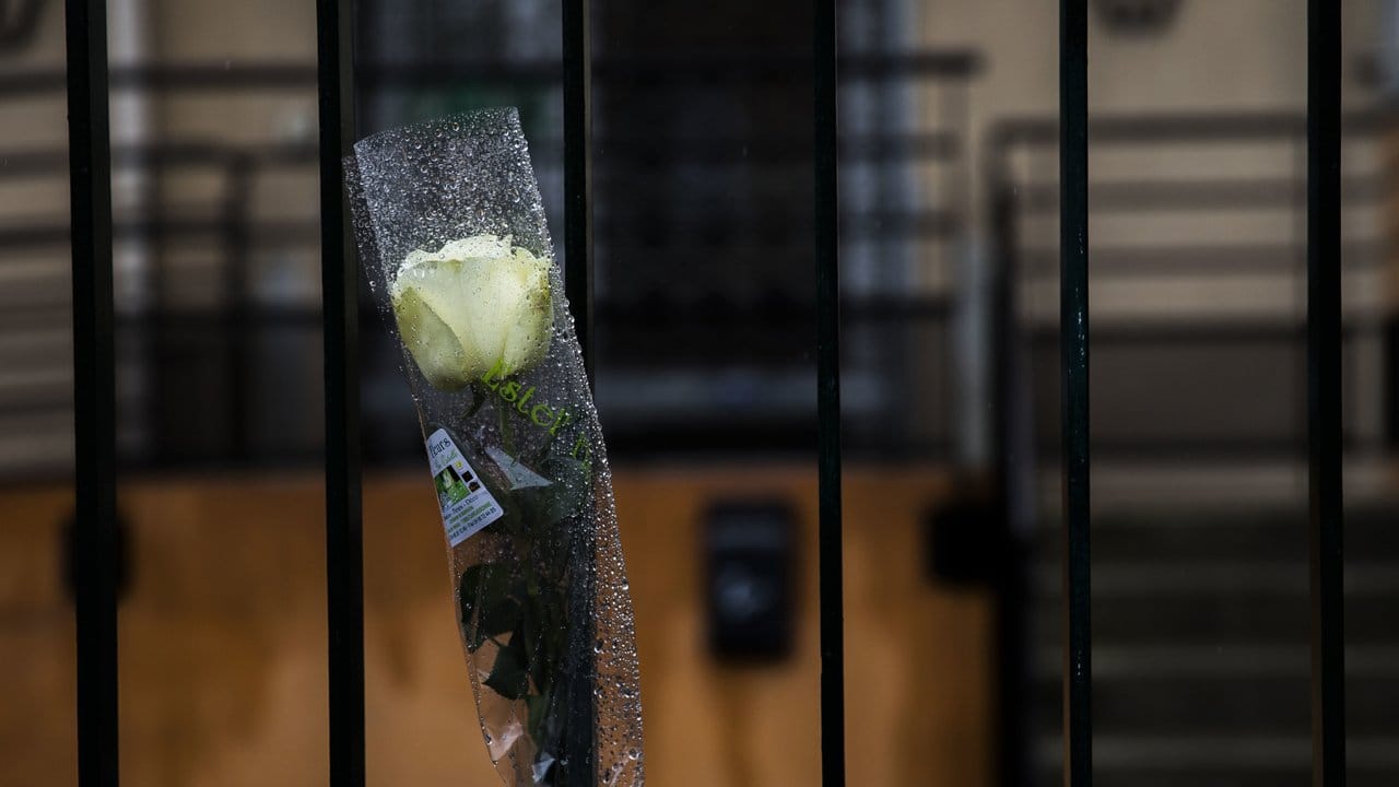 Eine weiße Rose hängt vor der lokalen Polizeizentrale in Carcassonne. Eine weiße Rose hängt vor der lokalen Polizeizentrale in Carcassonne.