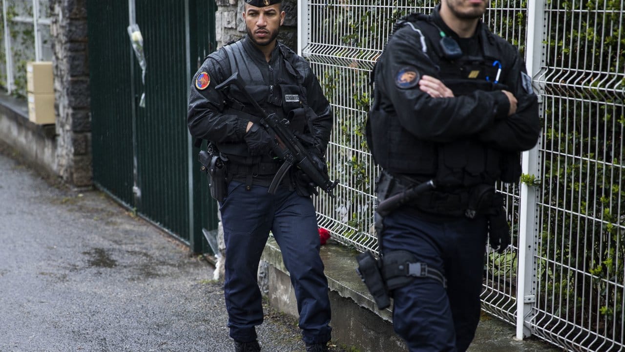 Carcassonne: Zwei Polizisten gehen vor der lokalen Polizeizentrale Streife. Carcassonne: Zwei Polizisten gehen vor der lokalen Polizeizentrale Streife.
