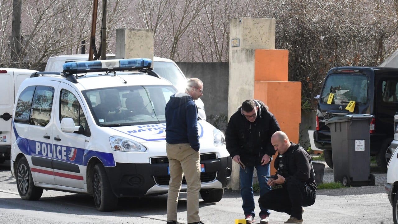 Polizisten bei der Spurensuche am Tatort vor einem Supermarkt in der Nähe von Carcassonne. Polizisten bei der Spurensuche am Tatort vor einem Supermarkt in der Nähe von Carcassonne.