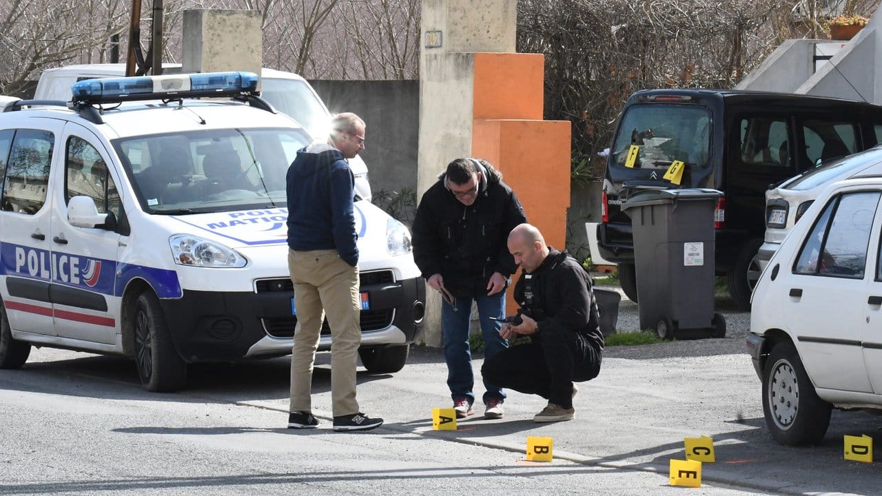 Polizisten in Carcassonne nehmen am Tatort Spuren auf. Polizisten in Carcassonne nehmen am Tatort Spuren auf.