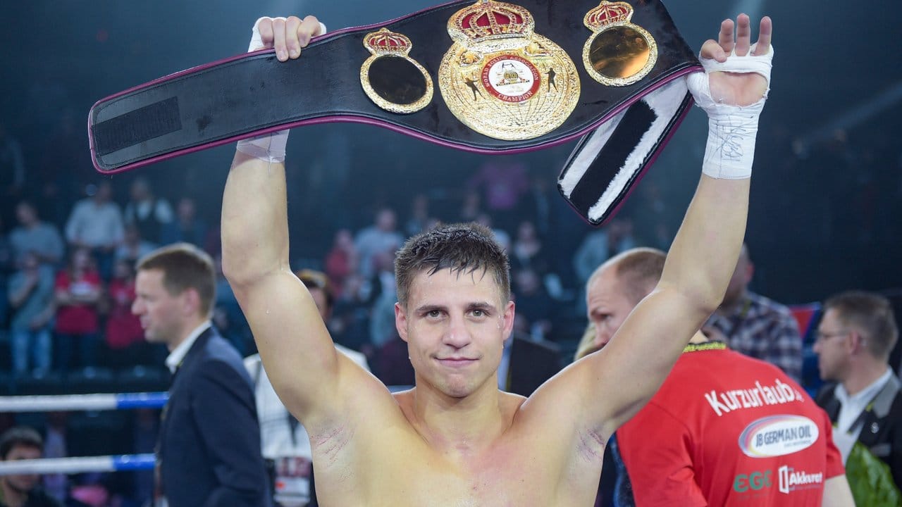 Tyron Zeuge feiert seinen Sieg über Isaac Ekpo durch technischen K. Tyron Zeuge feiert seinen Sieg über Isaac Ekpo durch technischen K.