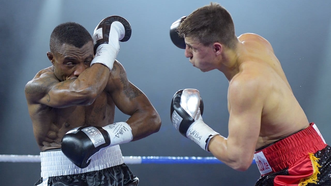 Tyron Zeuge (r) erwischt den Nigerianer Isaac Ekpo mit einer Links-rechts-Kombination. Tyron Zeuge (r) erwischt den Nigerianer Isaac Ekpo mit einer Links-rechts-Kombination.