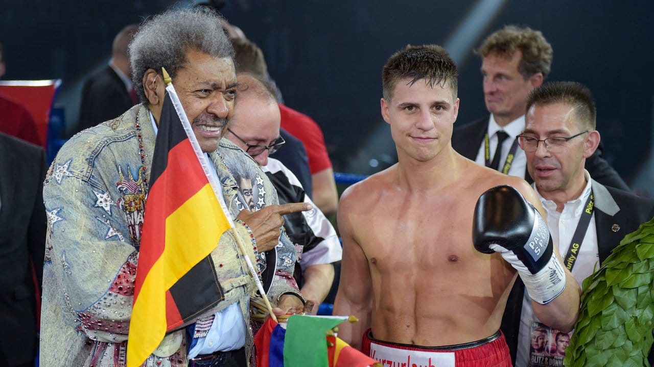 Tyron Zeuge (r) feiert seinen Sieg neben US-Boxpromoter Don King. Tyron Zeuge (r) feiert seinen Sieg neben US-Boxpromoter Don King.