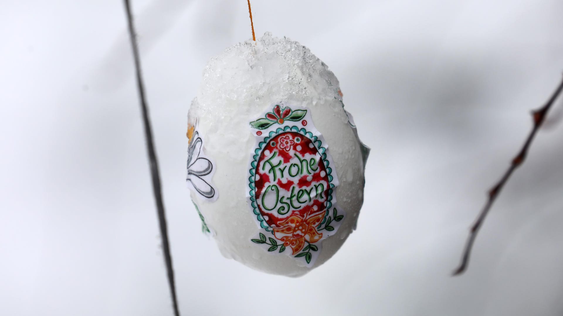 Osterei im Schnee: Am Gründonnerstag sinken die Temperaturen in Deutschland wieder auf vier bis minus zwei Grad. Osterei im Schnee: Am Gründonnerstag sinken die Temperaturen in Deutschland wieder auf vier bis minus zwei Grad.