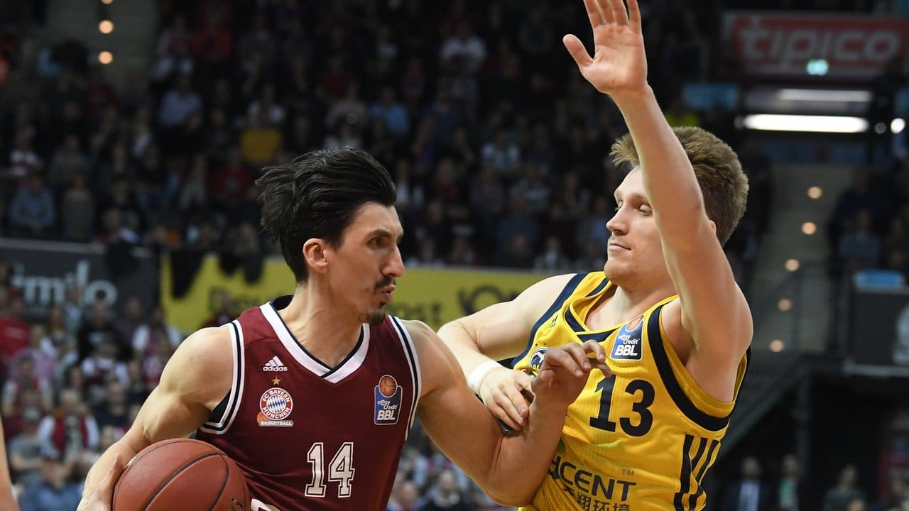 Bayerns Nihad Djedovic (l) zieht gegen Marius Grigonis zum Korb. Bayerns Nihad Djedovic (l) zieht gegen Marius Grigonis zum Korb.