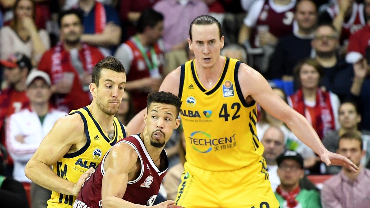 Bayerns Jared Cunningham (M) im Duell mit Albas Spencer Butterfield (l) und Denis Clifford (r). Bayerns Jared Cunningham (M) im Duell mit Albas Spencer Butterfield (l) und Denis Clifford (r).
