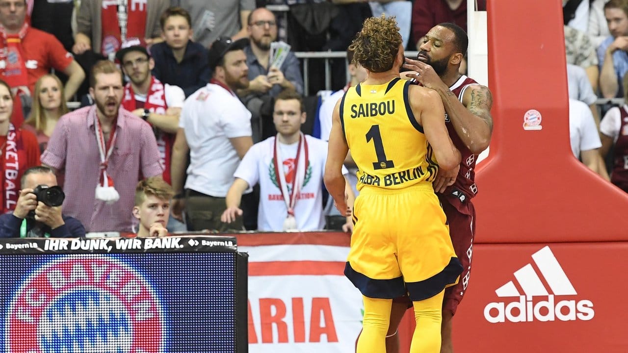 Devin Booker (r) und Joshiko Saibou (r) geraten aneinander. Devin Booker (r) und Joshiko Saibou (r) geraten aneinander.