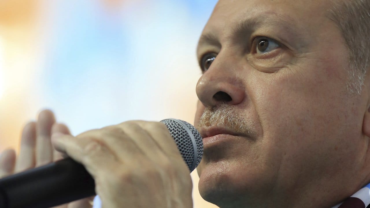 Der türkische Präsident Erdogan spricht zu Anhängern. Der türkische Präsident Erdogan spricht zu Anhängern.