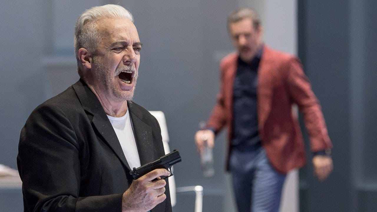 Enttäuschte Liebe: Enzo Capuano als Don Pasquale, im Hintergrund Andre Morsch als Doktor Malatesta. Enttäuschte Liebe: Enzo Capuano als Don Pasquale, im Hintergrund Andre Morsch als Doktor Malatesta.
