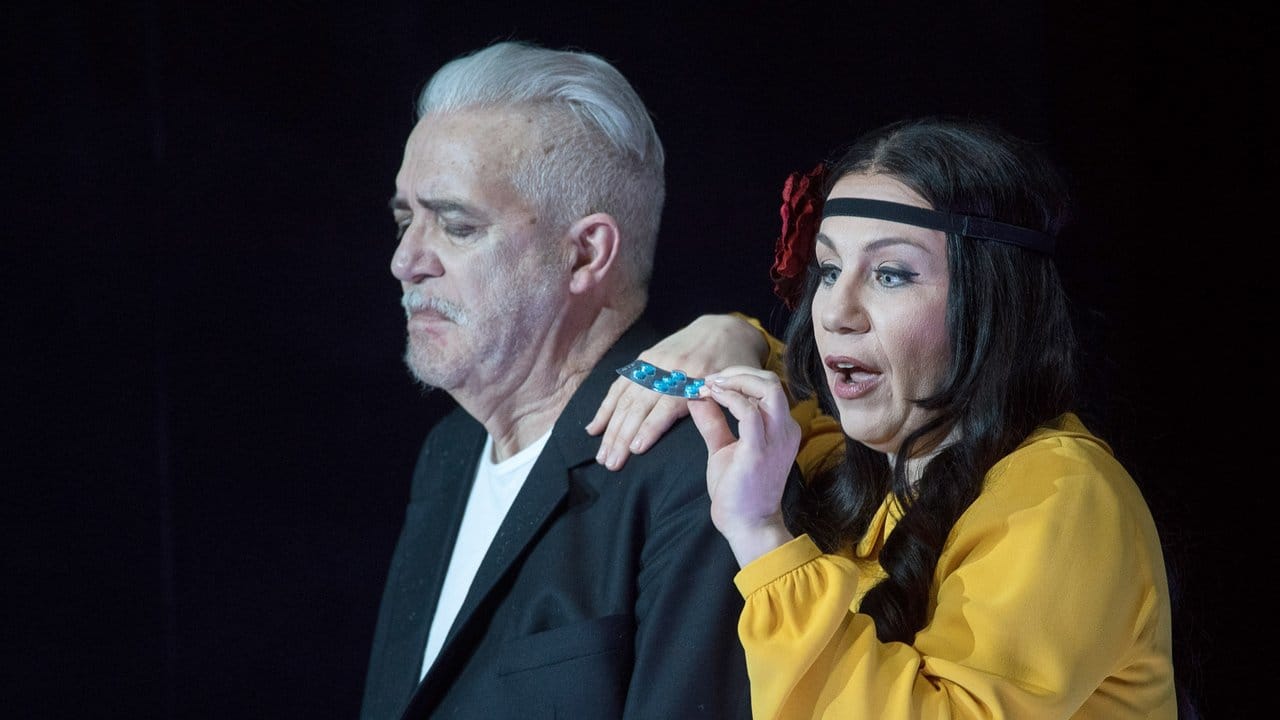 Ana Durlovski als Norina neben Enzo Capuano als Don Pasquale an der Staatsoper Stuttgart. Ana Durlovski als Norina neben Enzo Capuano als Don Pasquale an der Staatsoper Stuttgart.