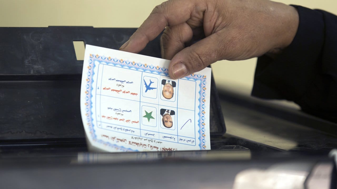 Eine Wählerin wirft in Kairo ihren Stimmzettel zur Wahl des Präsidenten in eine Wahlurne. Eine Wählerin wirft in Kairo ihren Stimmzettel zur Wahl des Präsidenten in eine Wahlurne.