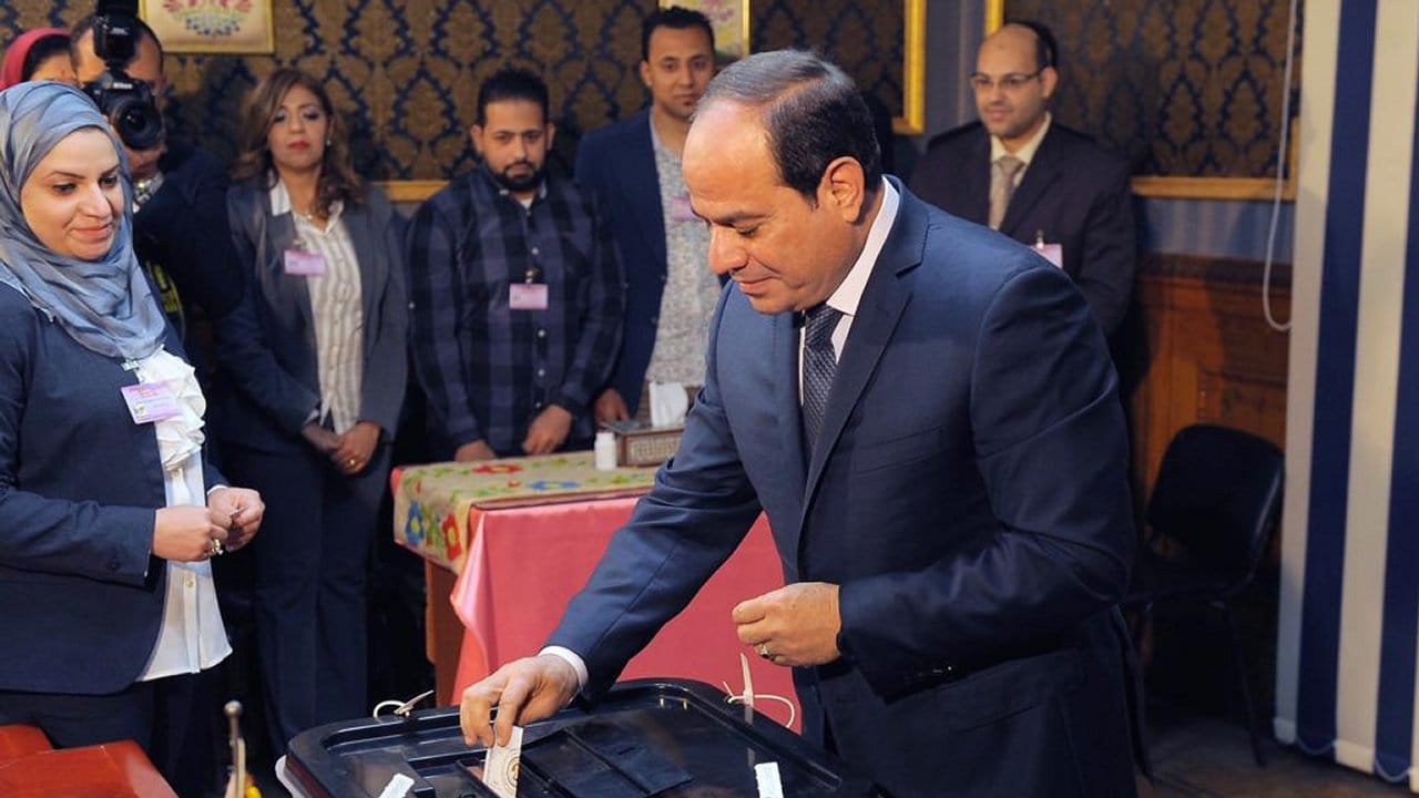 Der Präsident von Ägypten bei der Abgabe seines Wahlzettels. Der Präsident von Ägypten bei der Abgabe seines Wahlzettels.