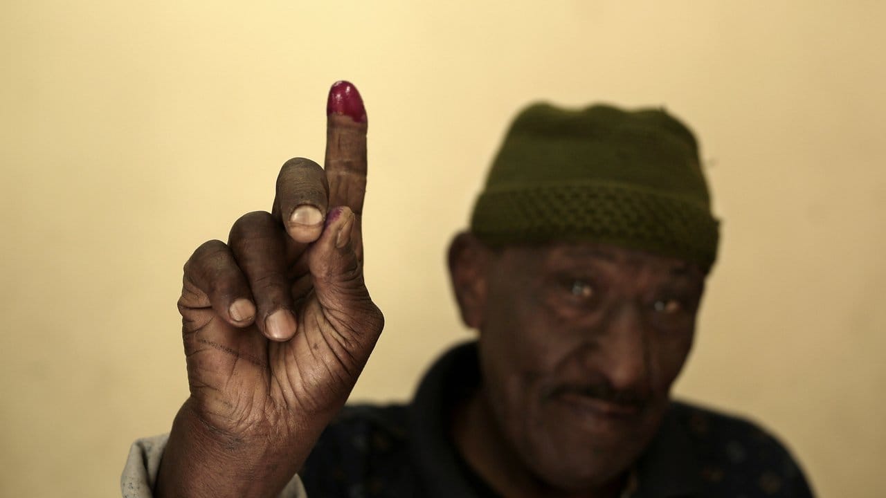 Um eine doppelte Stimmabgabe zu verhindern, wird nach der Wahl ein Finger mit Tinte markiert. Um eine doppelte Stimmabgabe zu verhindern, wird nach der Wahl ein Finger mit Tinte markiert.