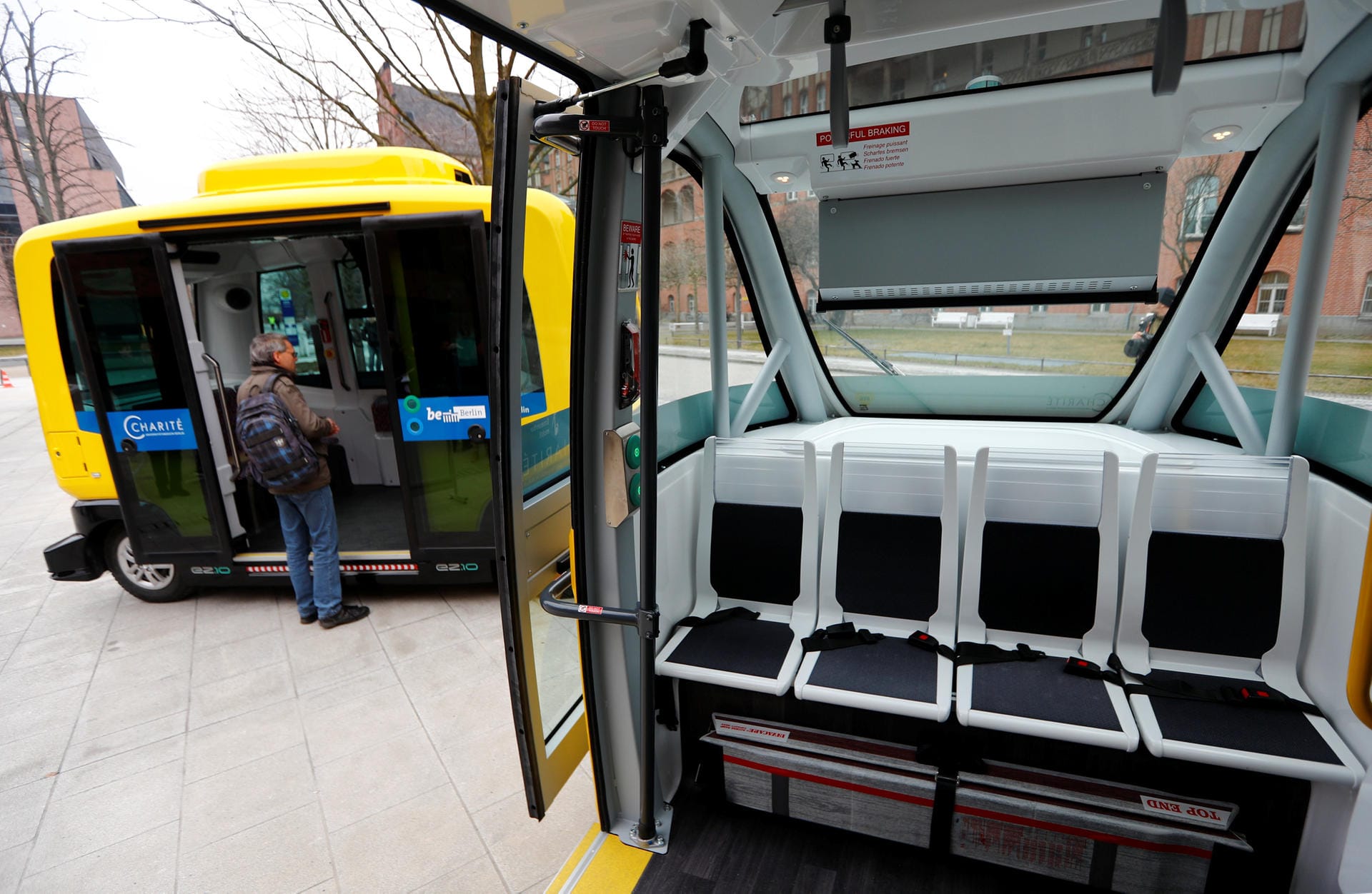 Die Kleinbusse bieten elf Sitzplätze an.