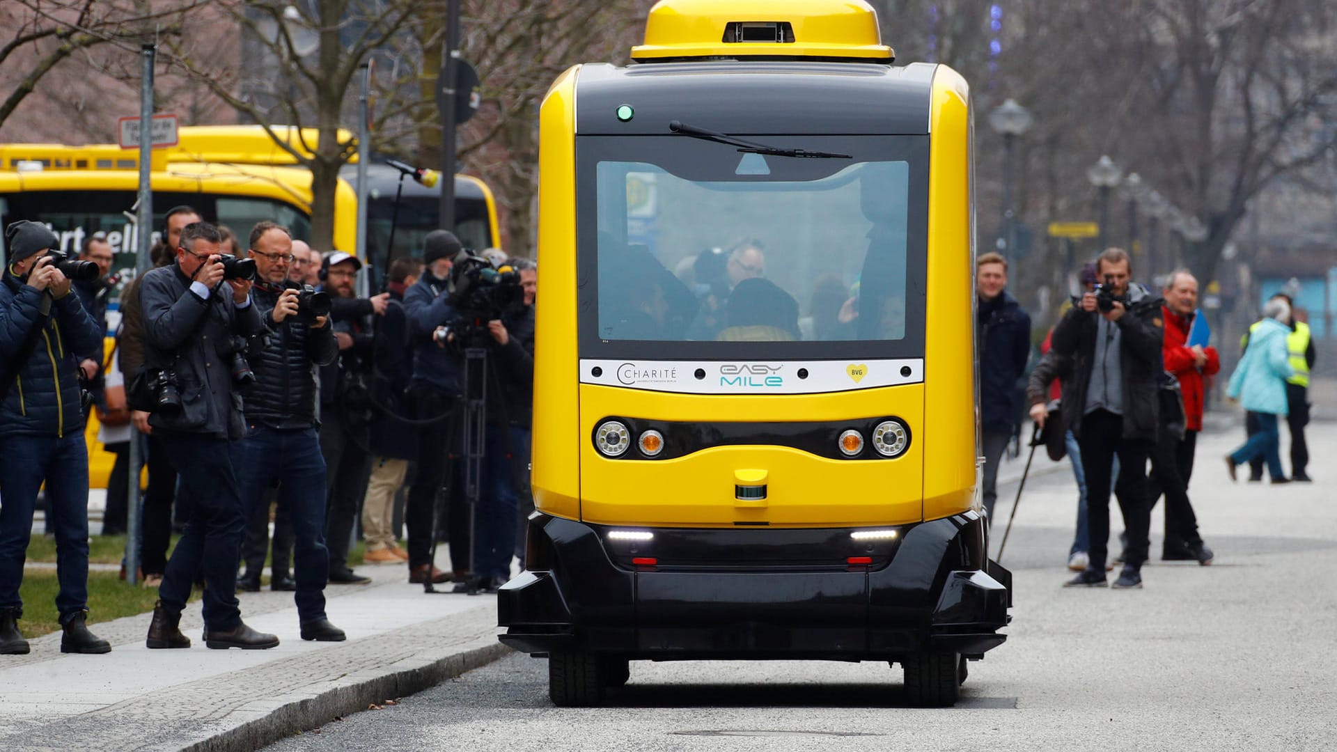 Die ersten autonom fahrenden Busse der BVG nehmen auf dem Geländer der Charité den Betrieb auf.