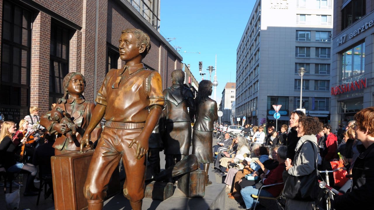 Eine Gedenkveranstaltung an dem "Kindertransport"-Denkmal von Frank Meisler in Berlin. Eine Gedenkveranstaltung an dem "Kindertransport"-Denkmal von Frank Meisler in Berlin.