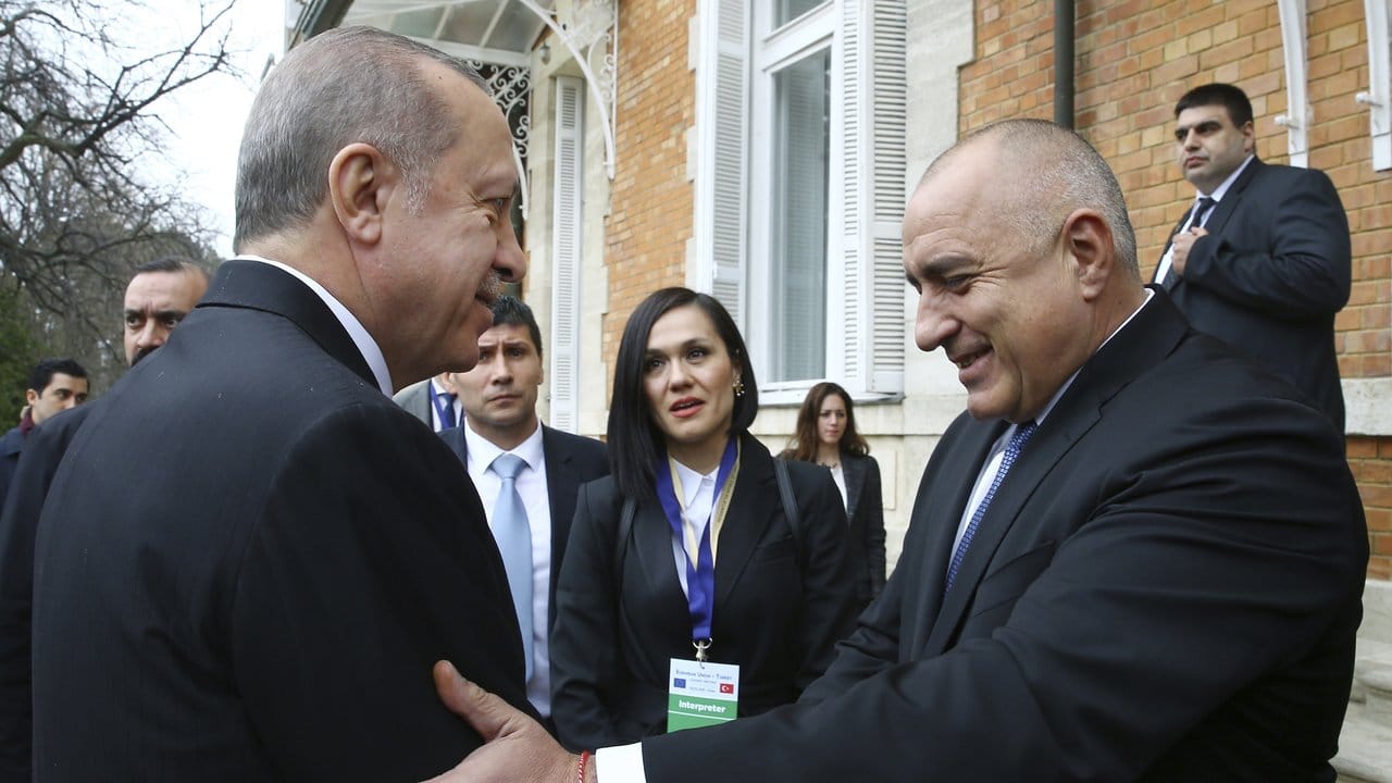 Boiko Borissow, der Ministerpräsident von Bulgarien, begrüßt Recep Tayyip Erdogan, Präsident der Türkei in Warna. Boiko Borissow, der Ministerpräsident von Bulgarien, begrüßt Recep Tayyip Erdogan, Präsident der Türkei in Warna.
