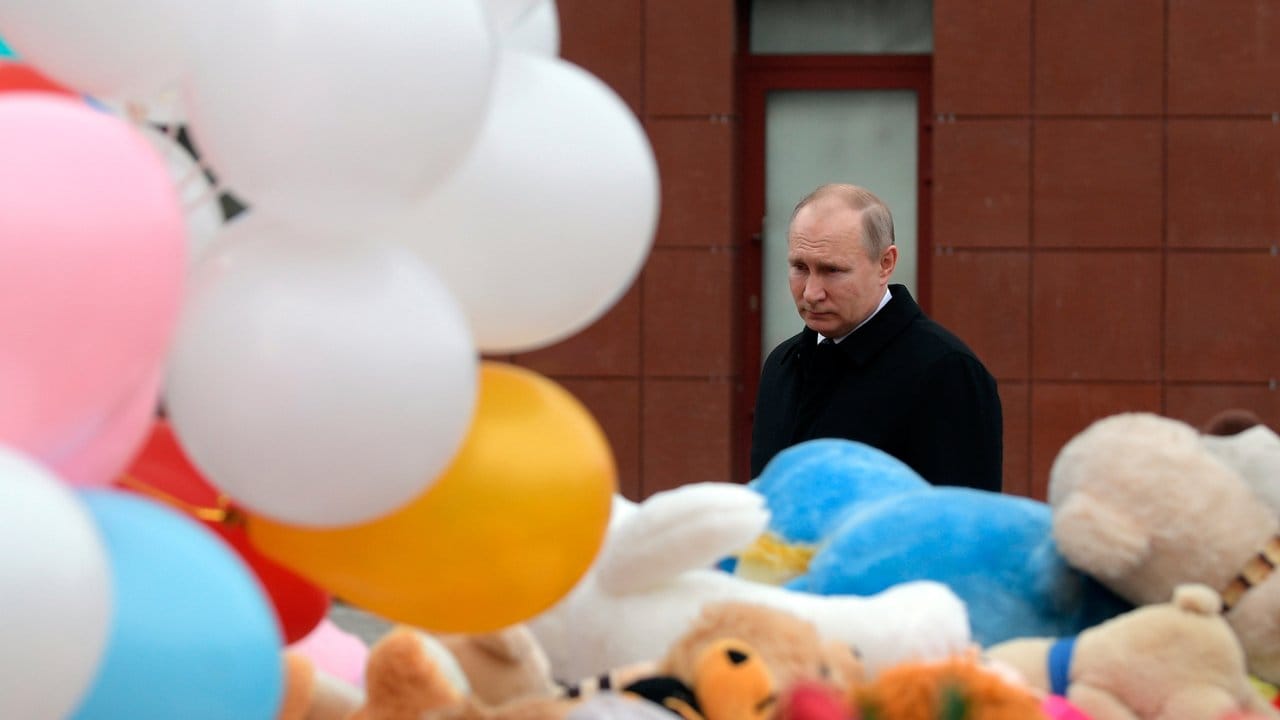 Wladimir Putin gedenkt der Opfer der Feuerkatastrophe. Wladimir Putin gedenkt der Opfer der Feuerkatastrophe.