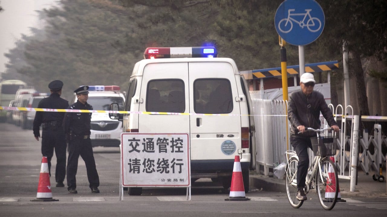 Chinesische Polizisten blockieren eine Straße, die zum Staatsgästehaus Diaoyutai in Peking führt.