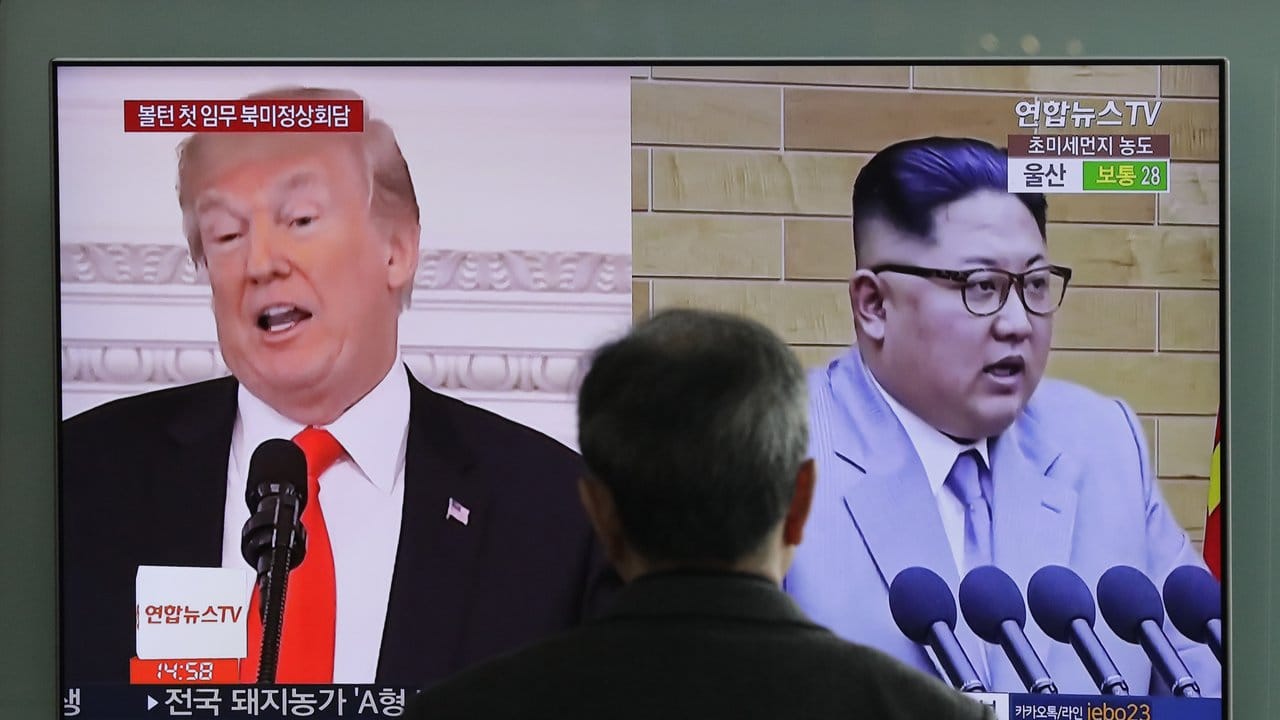 Nach Angaben Südkoreas will sich Kim spätestens bis Ende Mai auch mit US-Präsident Donald Trump treffen.