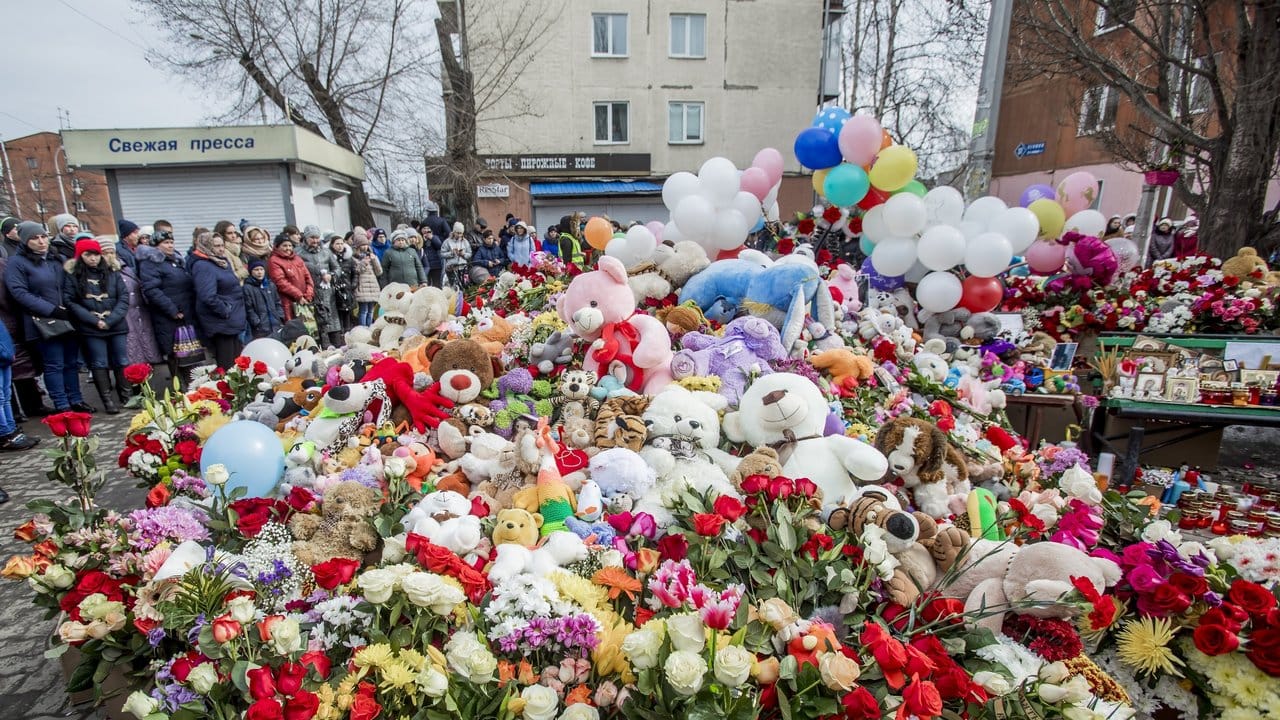 Blumen und Kuscheltiere erinnern in Kemerowo an die Opfer der Brandkatastrophe. Blumen und Kuscheltiere erinnern in Kemerowo an die Opfer der Brandkatastrophe.