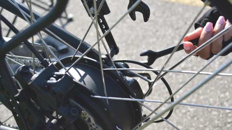 Reparatur am E-Bike: Besitzer sollten sich auf höheren Aufwand und auch höhere Kosten einstellen.