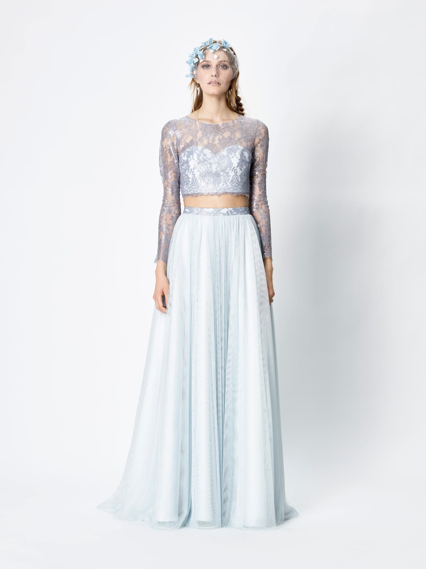 Zarte Blautöne gelten als beliebte Alternative zum Weiß für das Brautkleid. Auch Rembo Styling hat sie in seiner Kollektion – zu sehen bei einem trendigen halbtransparenten Outfit mit freiem Bauch.