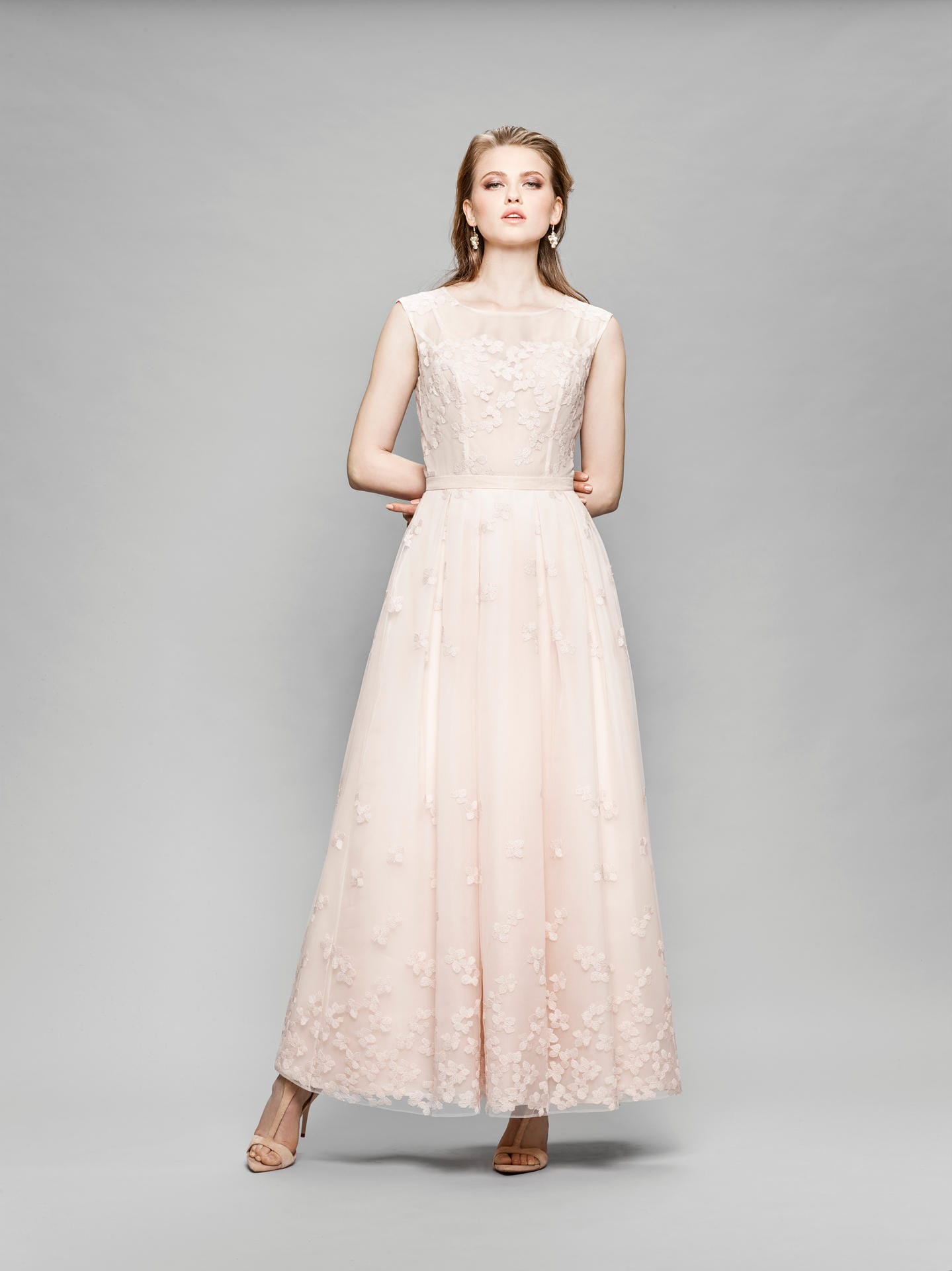 Besonders zarte Farben, sind schon länger in der Brautmode zu finden. Das Unternehmen Marylise zeigt in seiner Kollektion für 2018 eine zartrosa Robe.