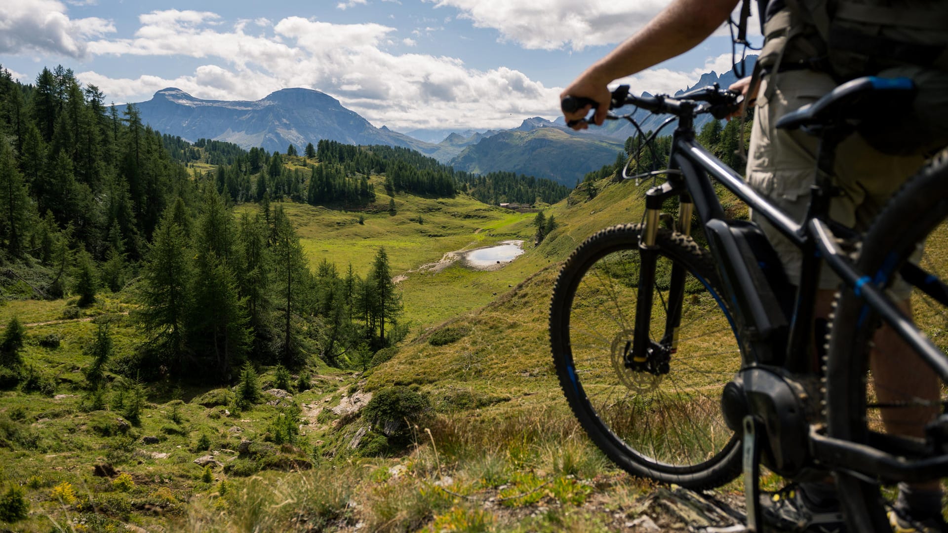 E-Mountainbike auf Tour im Gebirge: Gerade in schwierigem Gelände spielt es seine Stärken aus. Aber es hat auch Nachteile.