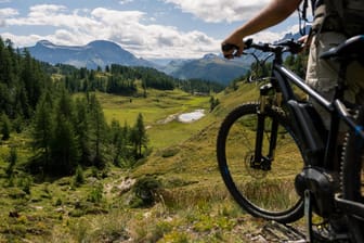 E-Mountainbike auf Tour im Gebirge: Gerade in schwierigem Gelände spielt es seine Stärken aus. Aber es hat auch Nachteile.