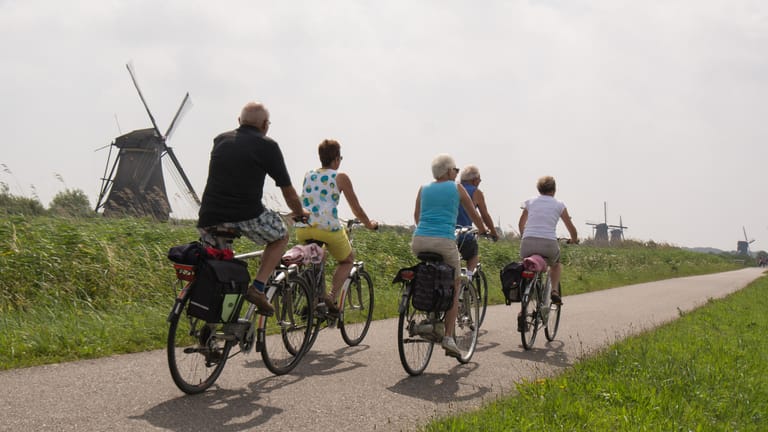 Radtour durchs Grüne: Gerade manche Ältere tun sich schwer mit dem Umstieg aufs E-Bike und bleiben lieber bei ihrem gewohnten Fahrrad.