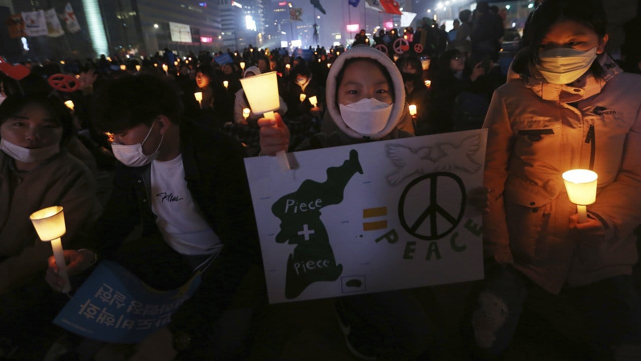 Friedensdemonstration in Seoul: Präsident Moon Jae In und der nordkoreanische Machthaber Kim Jong Un wollen sich treffen. Friedensdemonstration in Seoul: Präsident Moon Jae In und der nordkoreanische Machthaber Kim Jong Un wollen sich treffen.