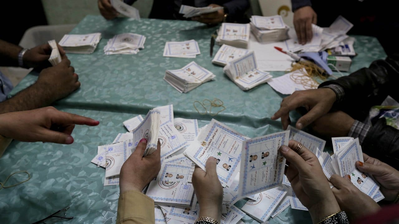 Wahlhelfer zählen in Gizeh Stimmzettel aus.