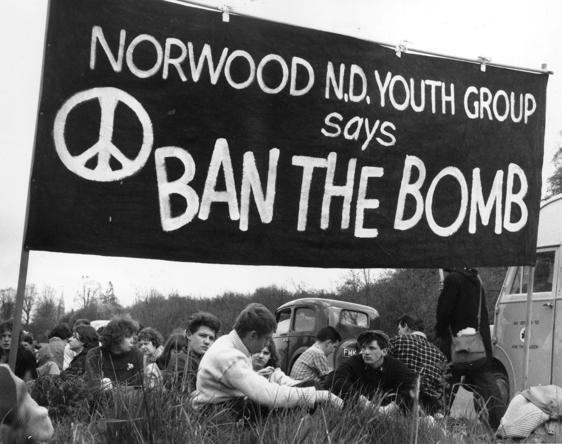 Wie alles begann: Am 4. April 1958 sitzen Demonstranten im britischen Berkshire in einem Feld. Sie protestieren gegen die nukleare Aufrüstung.