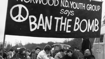 Wie alles begann: Am 4. April 1958 sitzen Demonstranten im britischen Berkshire in einem Feld. Sie protestieren gegen die nukleare Aufrüstung.