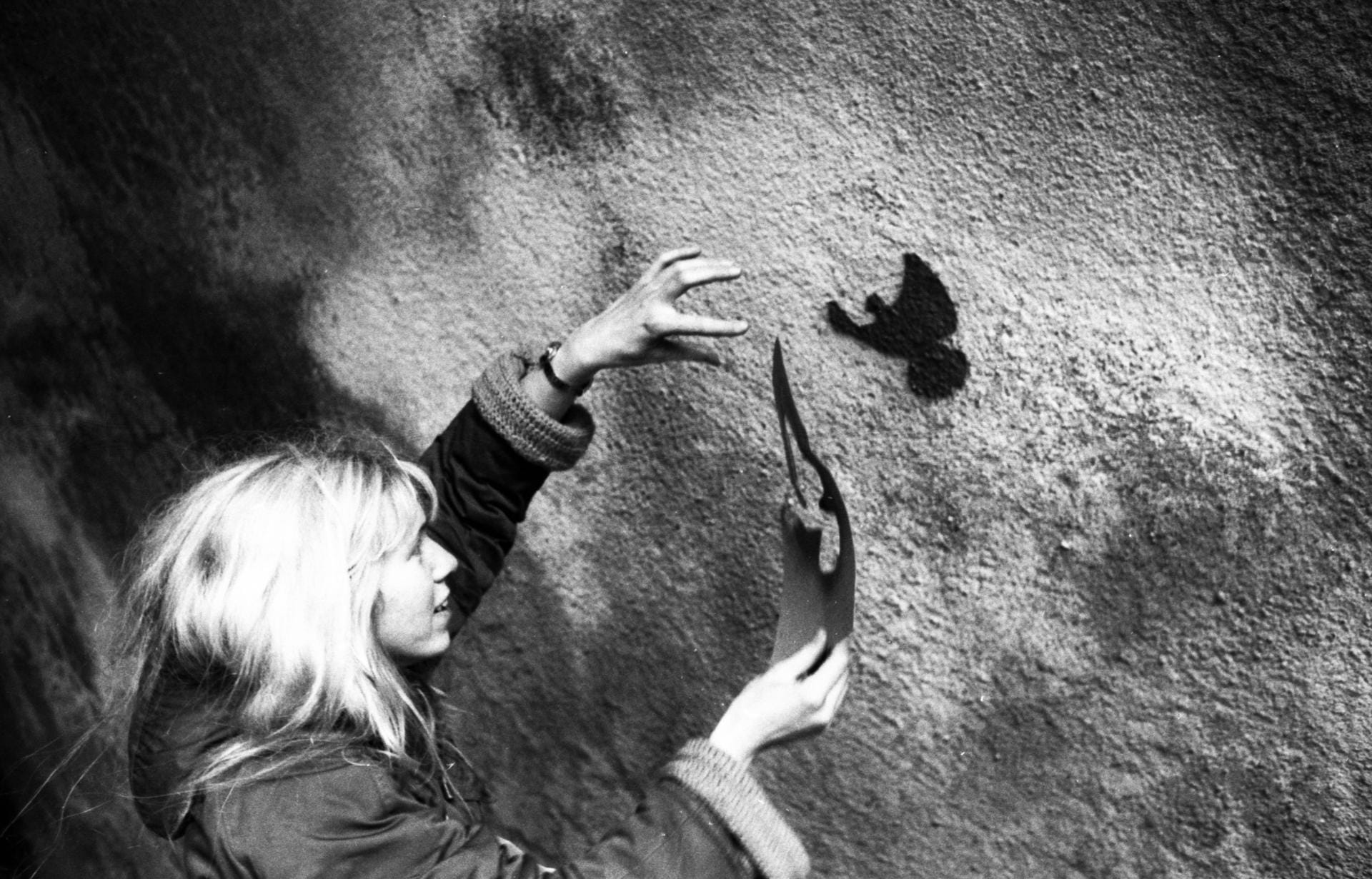 Thema der Ostermärsche ist und bleibt auch in den 1980er Jahren die Abrüstung: Eine Teilnehmerin malt eine Friedenstaube an eine Wand.