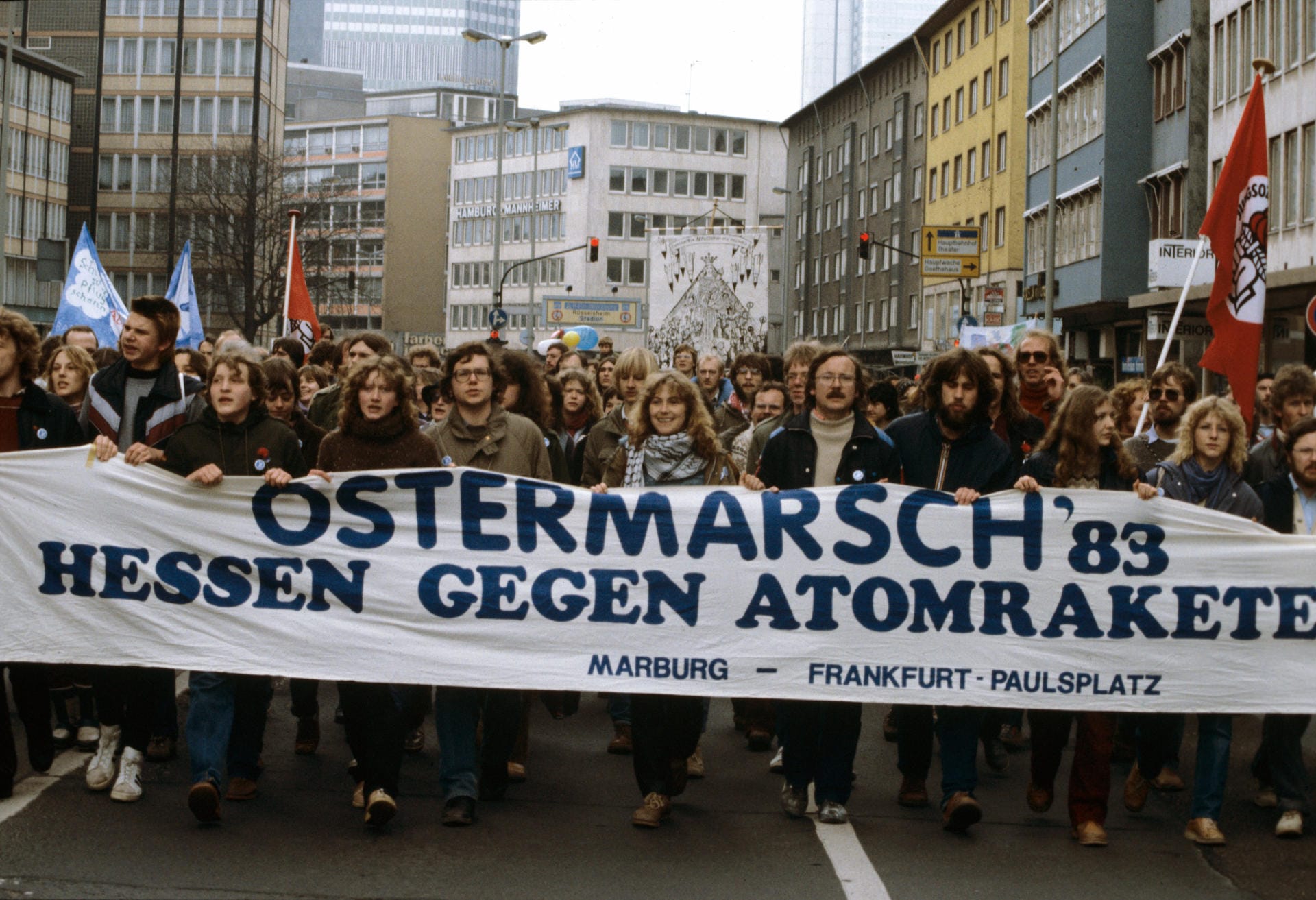 Aktuell macht die Märsche der Nato-Doppelbeschluss: Im Jahr 1983 gehen zahlreiche Menschen gegen die Stationierung von nuklearen Mittelstreckenraketen auf die Straße.