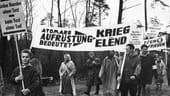 Im Jahr 1960 erreichen die Demonstrationen auch Deutschland: Ein Sternmarsch führt die Demonstranten zur Bundeswehrkaserne in Bergen-Hohne.