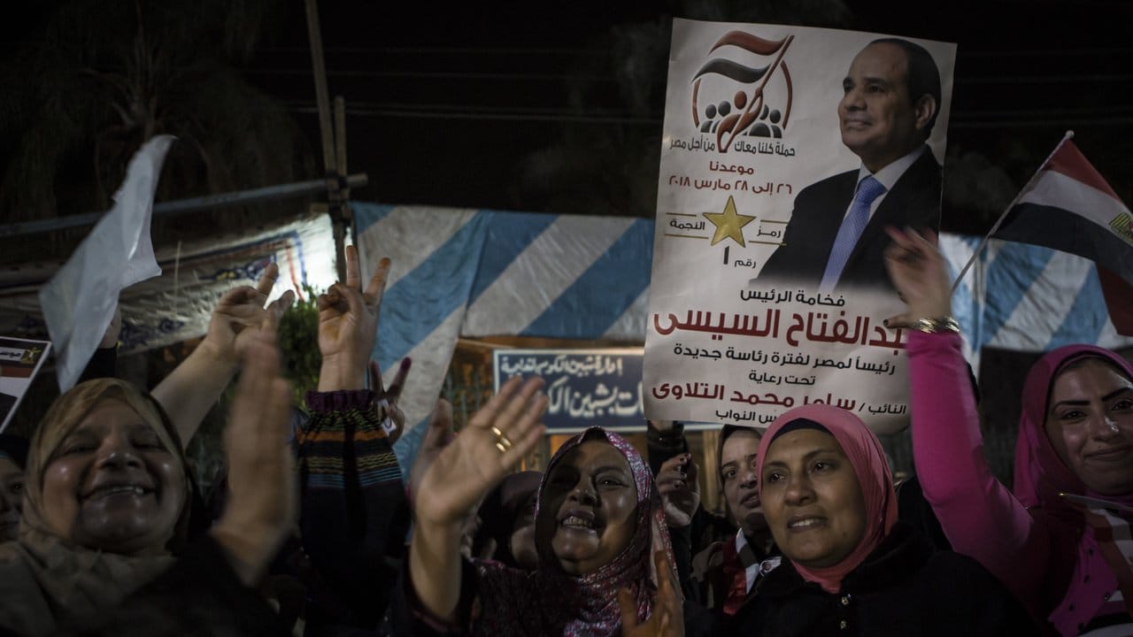Unterstützerinnen von Präsident Al-Sisi feiern vor einem Wahllokal.