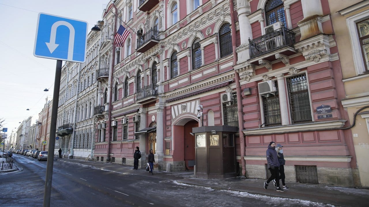 Als Reaktion auf die Ausweisung seiner Diplomaten aus Dutzenden Ländern will Russland das US-Generalkonsulat in St. Als Reaktion auf die Ausweisung seiner Diplomaten aus Dutzenden Ländern will Russland das US-Generalkonsulat in St.