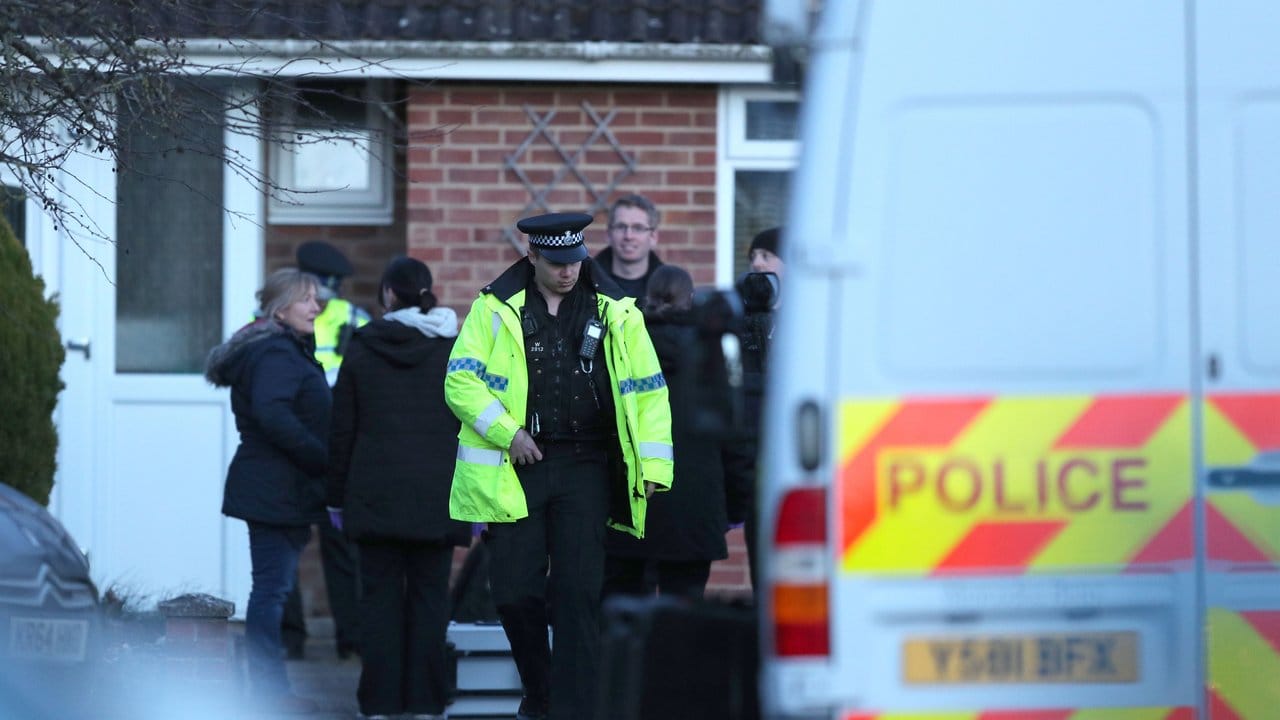 Die Polizei ermittelt in dem Haus des Doppelagenten Skripal, der mit seiner Tochter Opfer eines Nervengift Angriffs wurde. Die Polizei ermittelt in dem Haus des Doppelagenten Skripal, der mit seiner Tochter Opfer eines Nervengift Angriffs wurde.