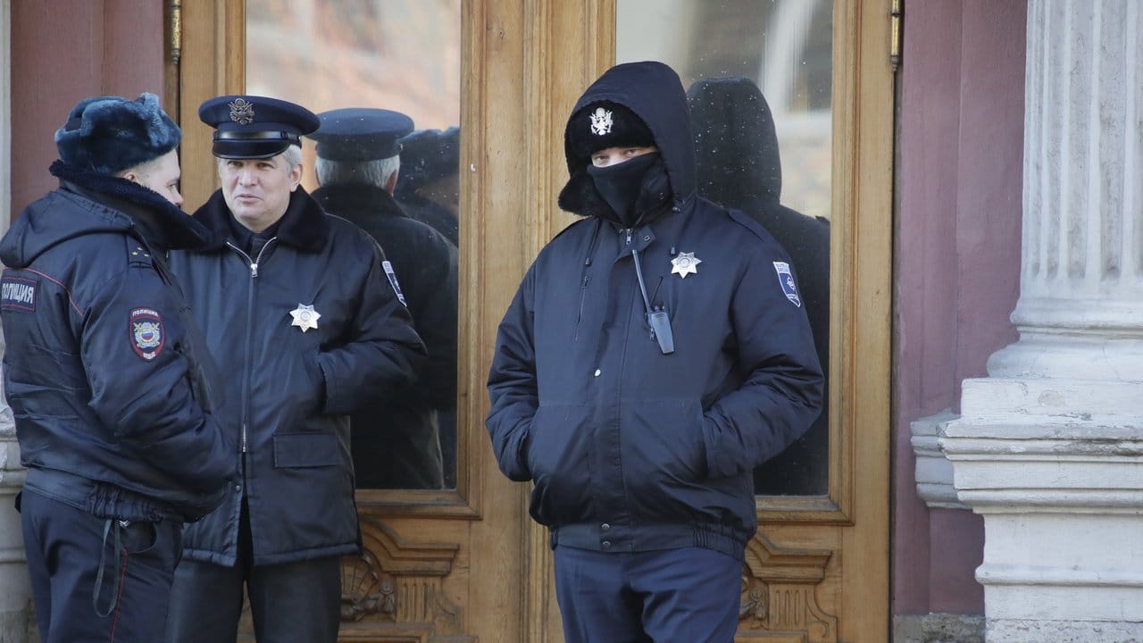 Polizisten und Sicherheitspersonal stehen vor dem US-Konsulat in St. Polizisten und Sicherheitspersonal stehen vor dem US-Konsulat in St.